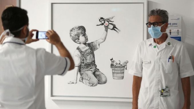 Banksy Dedica Obra Al Trabajo De Medicos En Hospital Ingles Asich